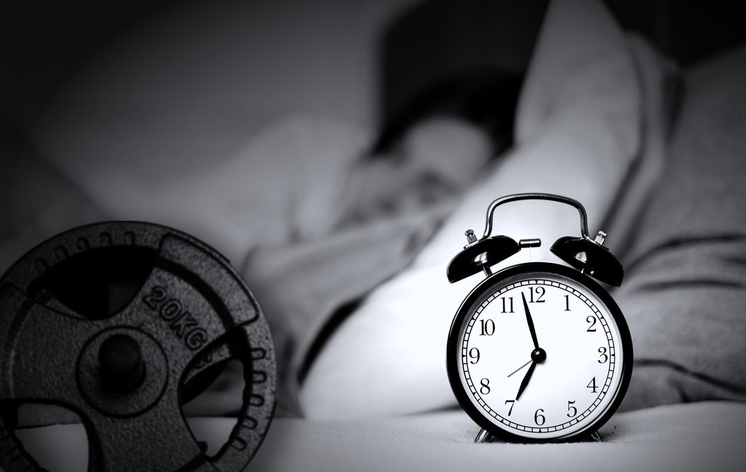 Entrenamiento de fuerza y calidad del sueño: por qué dormir bien decide cuánto músculo ganas